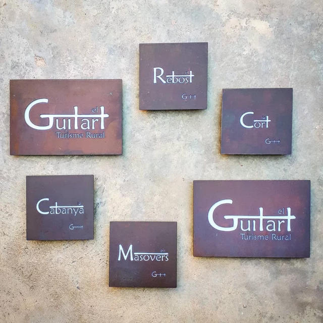 Obrim aviat!!!

Casa de turisme rural amb 4 apartaments complerts per a 4, 4, 7 i 8 persones.

Estem a 5 minuts de Ripoll, enmig de la natura, envoltats de camps i de bosc.

elguitart.vaquer.cat

#elguitart #ripoll #turismerural #turismecatalunya