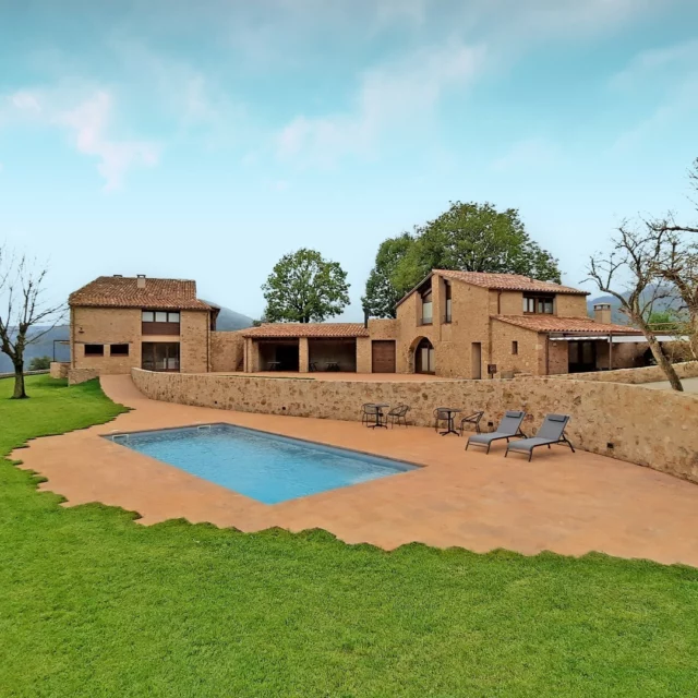JA HEM OBERT!

Sigueu tots molt benvinguts! La casa de turisme rural El Guitart obre les portes a tothom que vulgui gaudir d'uns dies de tranquil·litat a la nostra vila #ripoll, visitar els pobles de la nostra comarca #elripollès, o fer alguna de les múltiples activitats que ens proposen les nostres muntanyes #pirineus.

Casa nostra és casa vostra, si és que hi ha cases d'algú...

+info:
elguitart.vaquer.cat

#elguitart #ripoll #turismerural #turismecatalunya