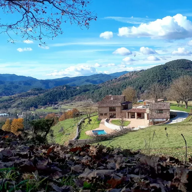 Finals de tardor a Ripoll.

#elguitart #ripoll #turismerural #turismecatalunya 
@turismeripoll
@ripollesturisme
@descobreixelripolles